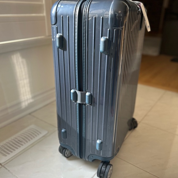 Brand new luxury Rimowa Salsa Deluxe suitcase in rare colour Yachting Blue - Picture 5 of 14